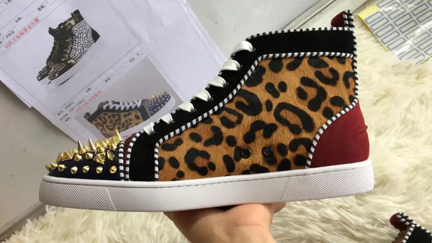 New Casual Men Shoes Leopard Pattern Head Studded Spikes Mixed Color Leisure Flats Shoes Men Patchwork Zapatos Hombre