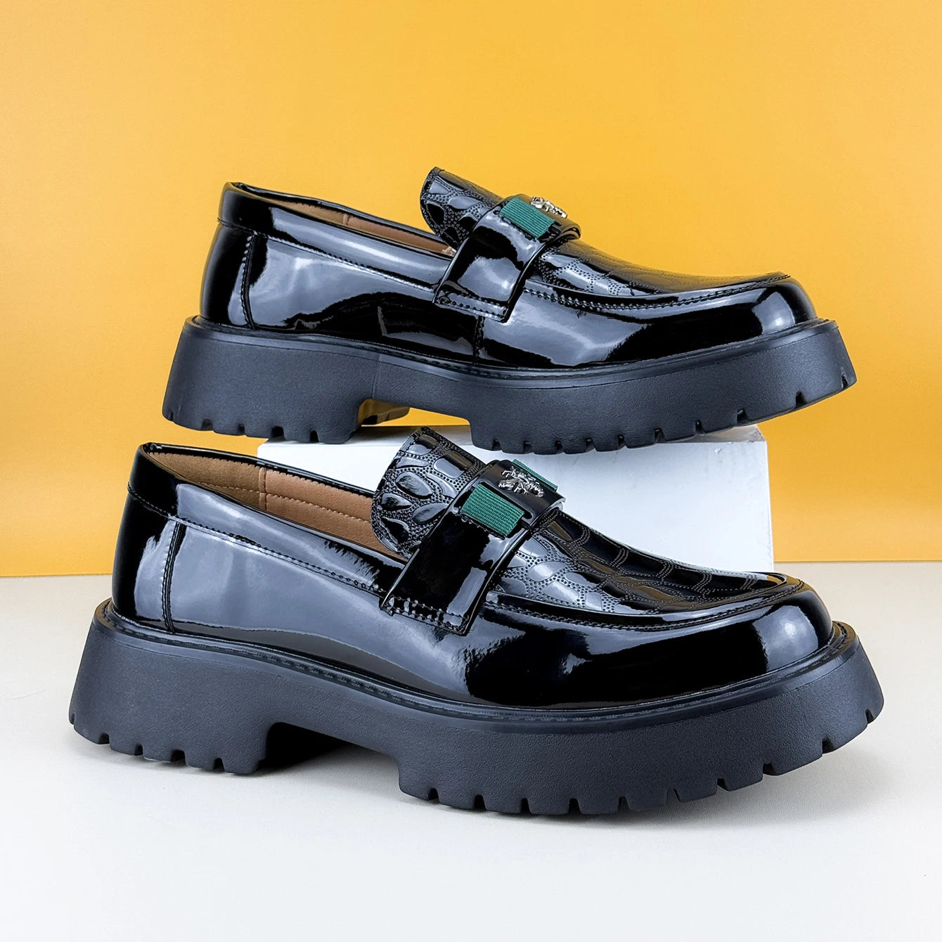 2026 Fashion Bee Design Men'S Leather Shoes Thick Sole Luxury Slip on Loafers Comfort Fashio Business Party Formal Dress Shoes